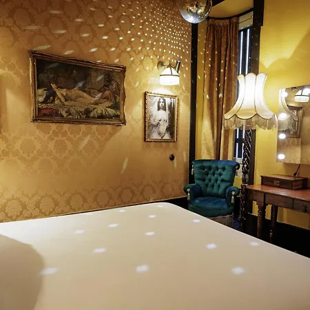 Konukevi Pensao Madam's 4*